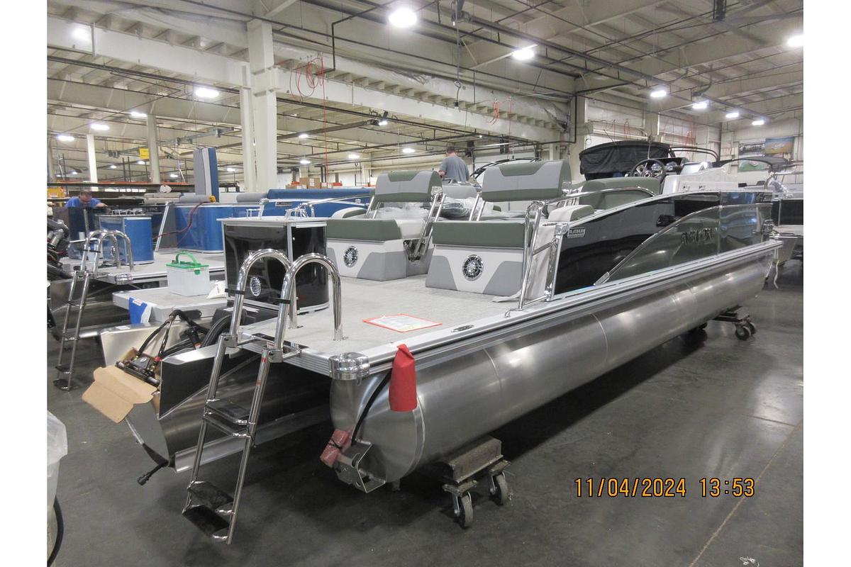 2025 Avalon Catalina 23' Quad Lounger Shift triple log with a Mercury 250 Pro XS