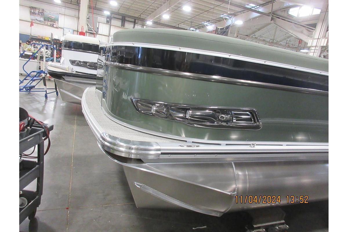 2025 Avalon Catalina 23' Quad Lounger Shift triple log with a Mercury 250 Pro XS