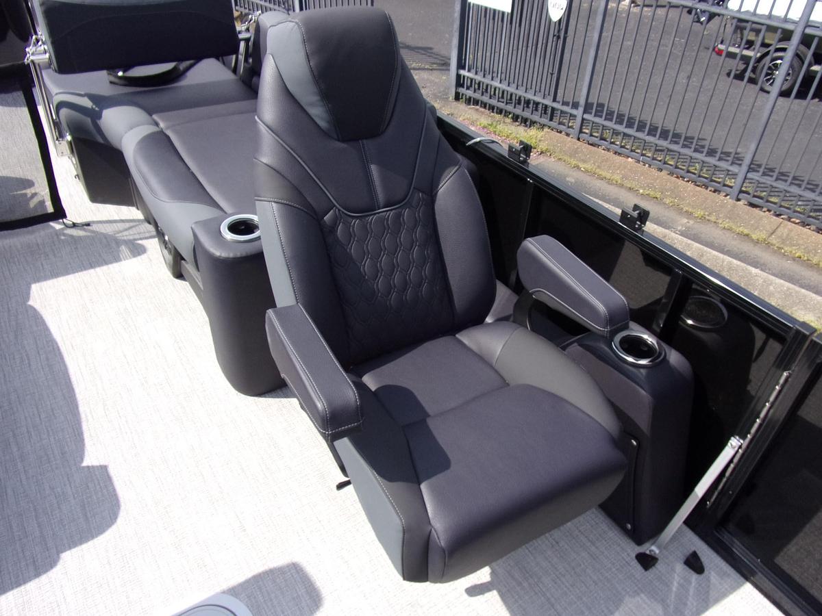 2026 Avalon 23 LSZ Quad Lounger Shift triple log with Suzuki DF 250 SS 4-stroke