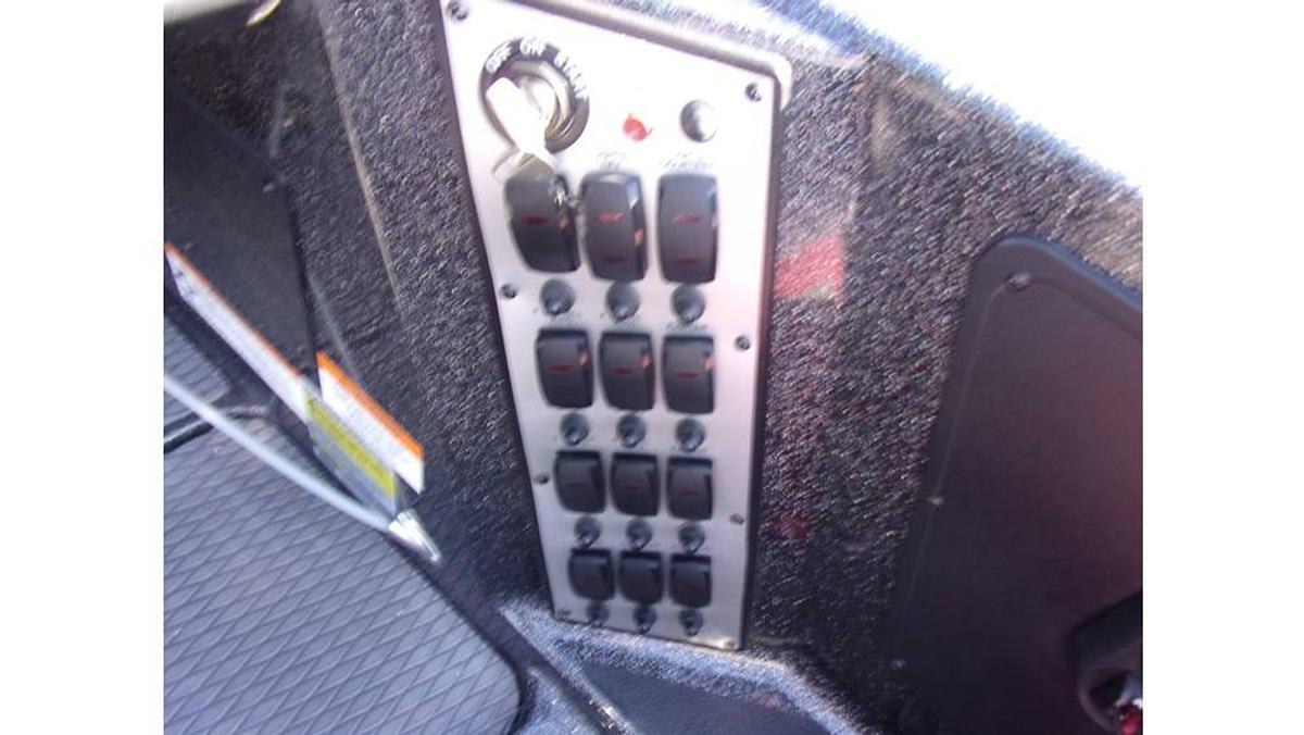 Caymas NEW 2023 CX 19 with a Mercury 225 Pro XS