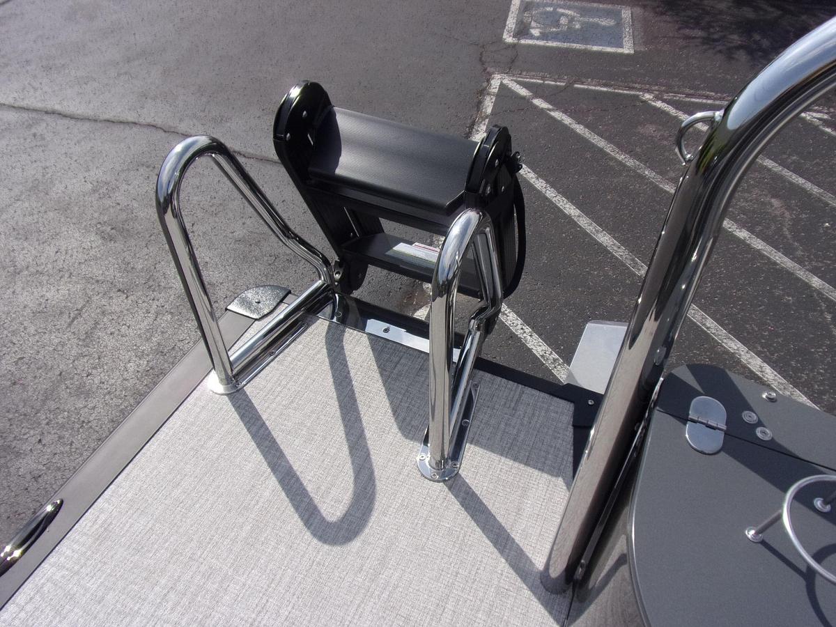 2026 Avalon 23 LSZ Quad Lounger Shift triple log with Suzuki DF 250 SS 4-stroke