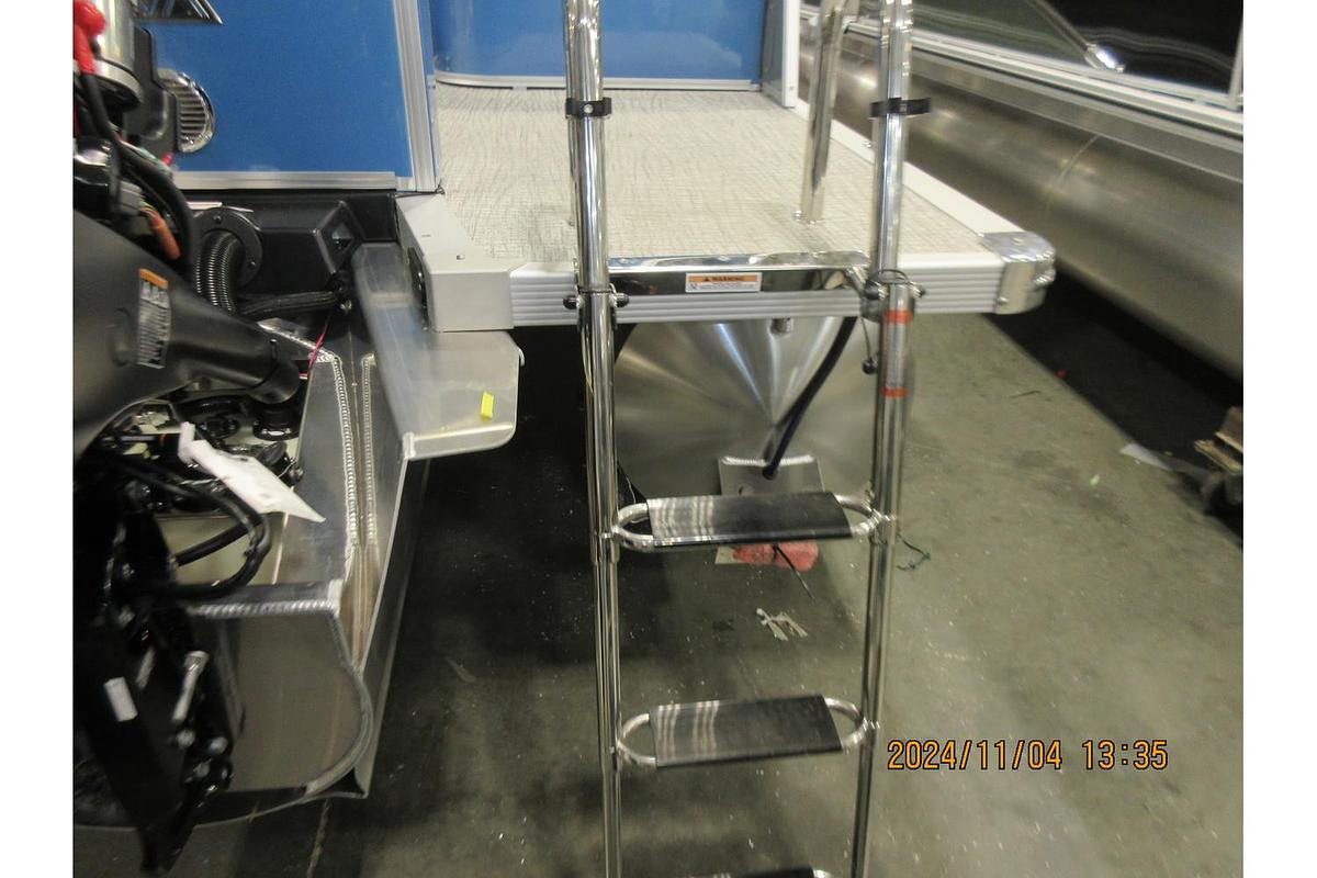 2025 Avalon Catalina 23' Quad Lounger triple log with Suzuki 250