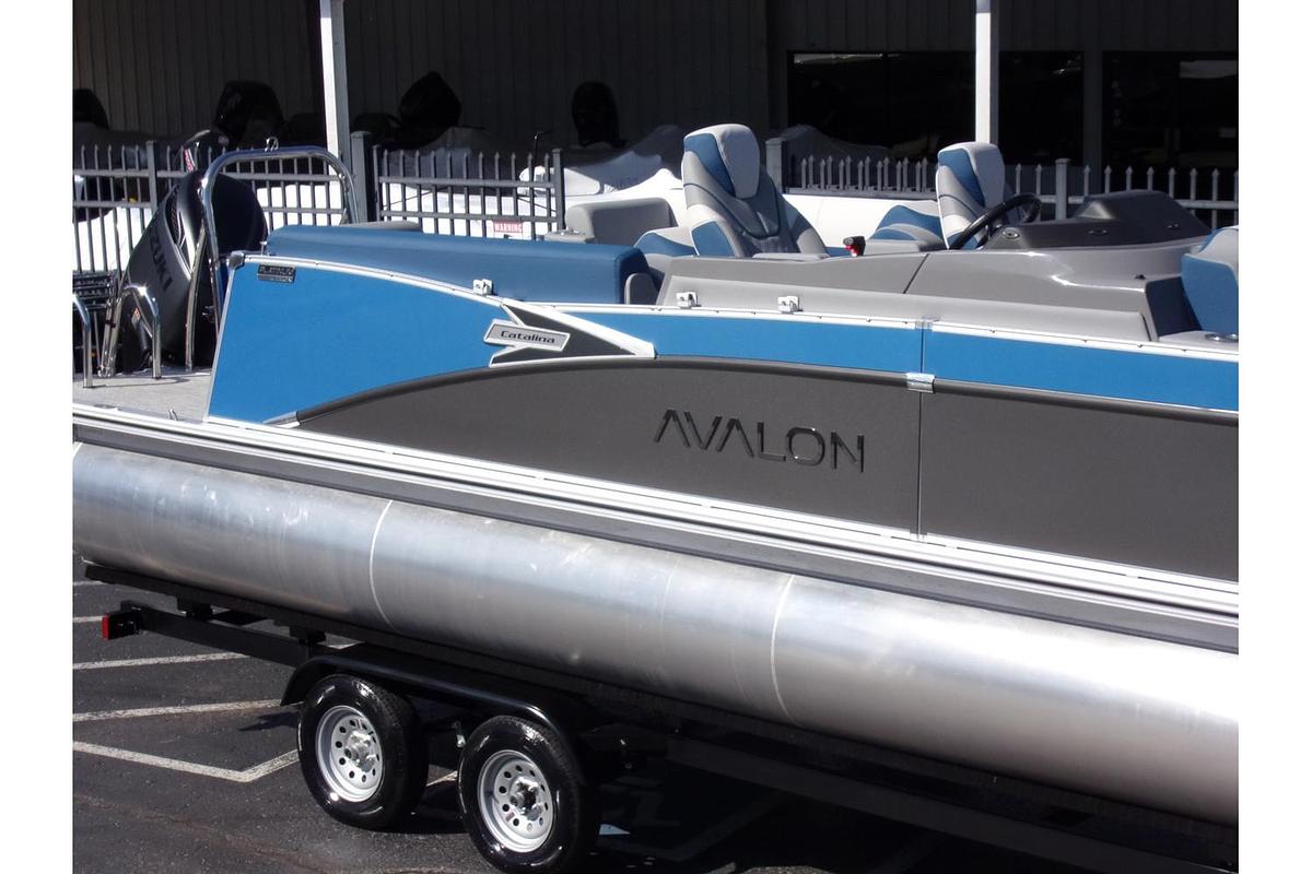 2025 Avalon Catalina 23' Quad Lounger triple log with Suzuki 250