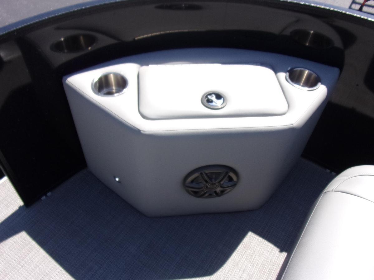 Used 2024 Veranda VF22F4 triple log with Yamaha F 150 LC and trailer