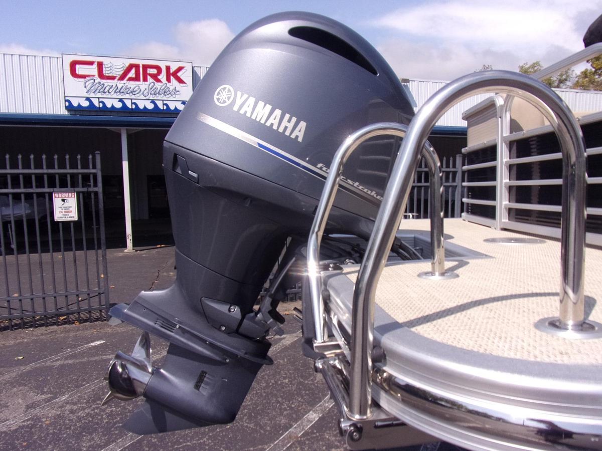 Used 2015 Bennington G 22 Triple Log with Yamaha 150 4-stroke