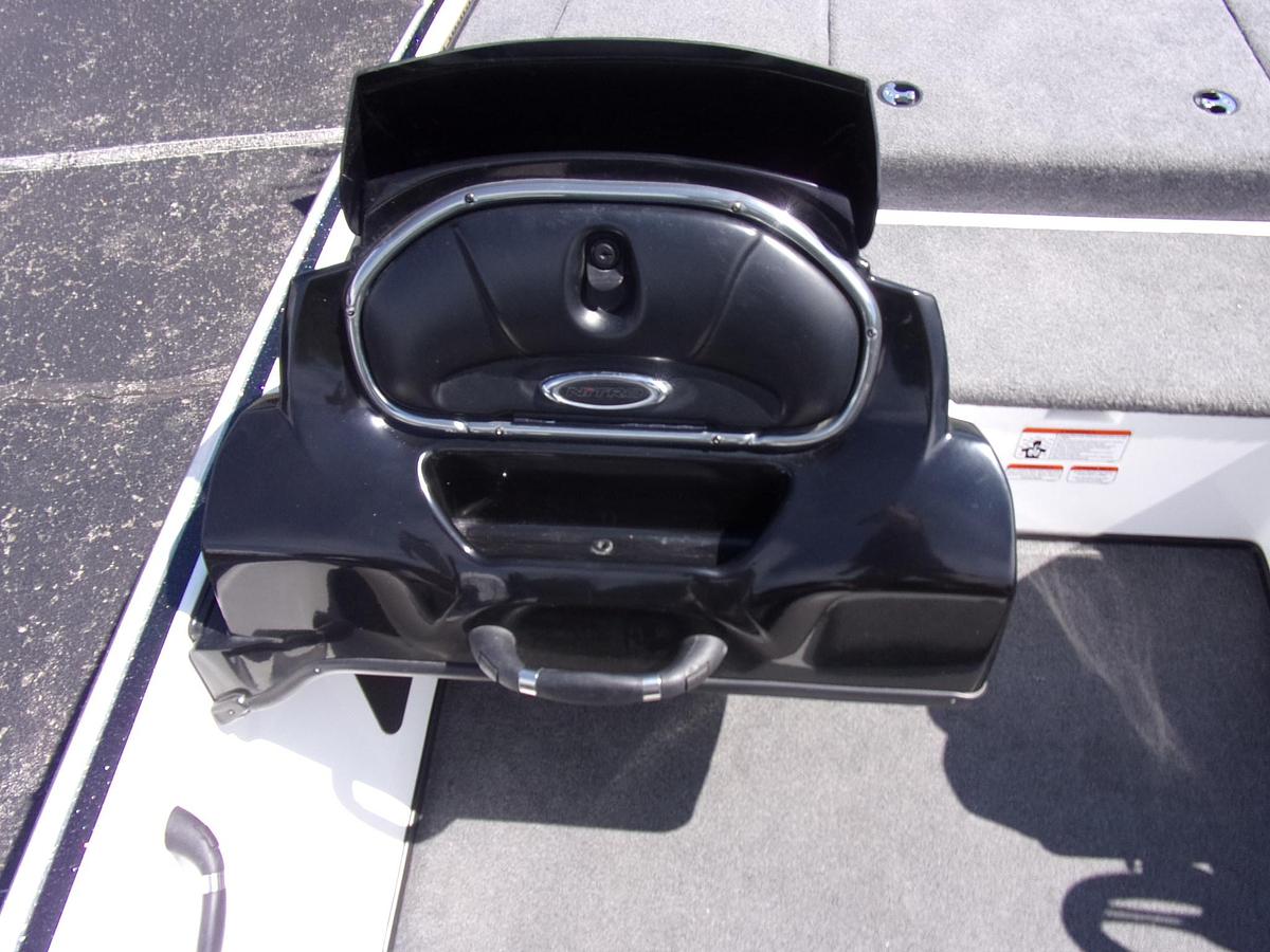 Used 2017 Nitro Z 18 DUAL CONSOLE with low hour MERCURY 150 4-stroke