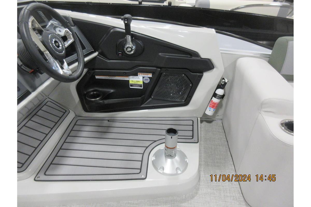 2025 Avalon Catalina 23' Quad Lounger Shift triple log with a Mercury 250 Pro XS