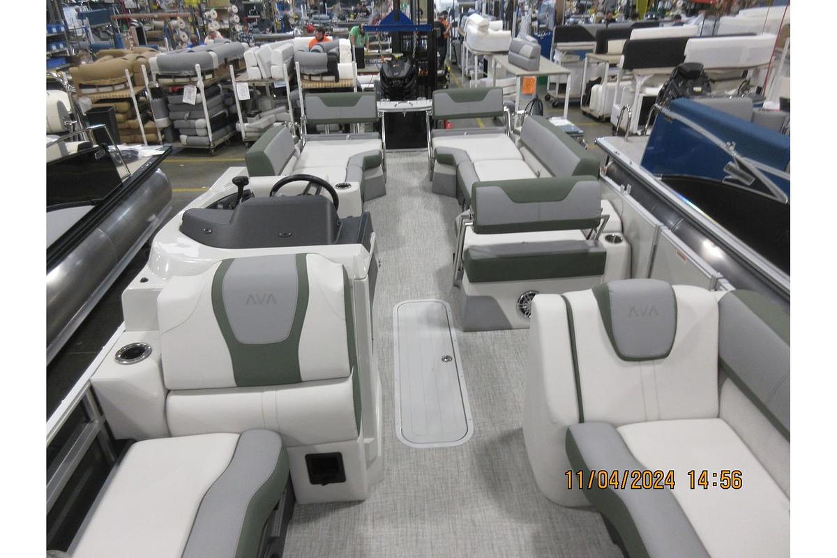 2025 Avalon Catalina 23' Quad Lounger Shift triple log with a Mercury 250 Pro XS