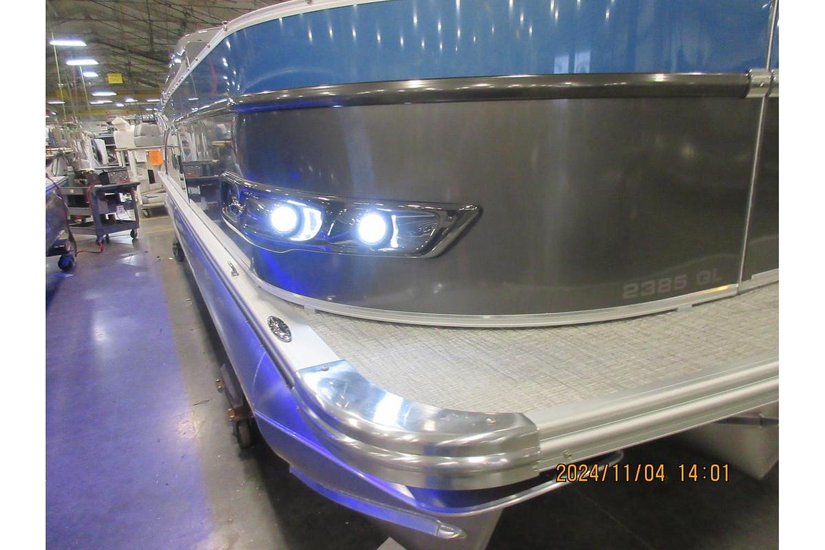 2025 Avalon Catalina 23' Quad Lounger triple log with Suzuki 250