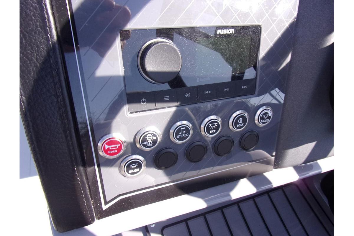 2025 Avalon Catalina 23' Quad Lounger triple log with Suzuki 250