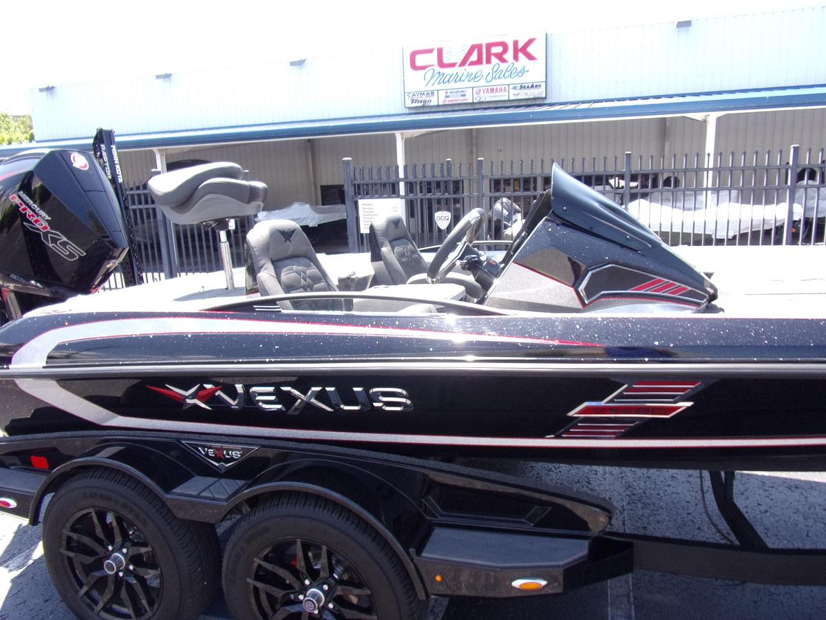 DEMO 2025 Vexus VXs20 with Mercury 250 L Pro XS with new warranty