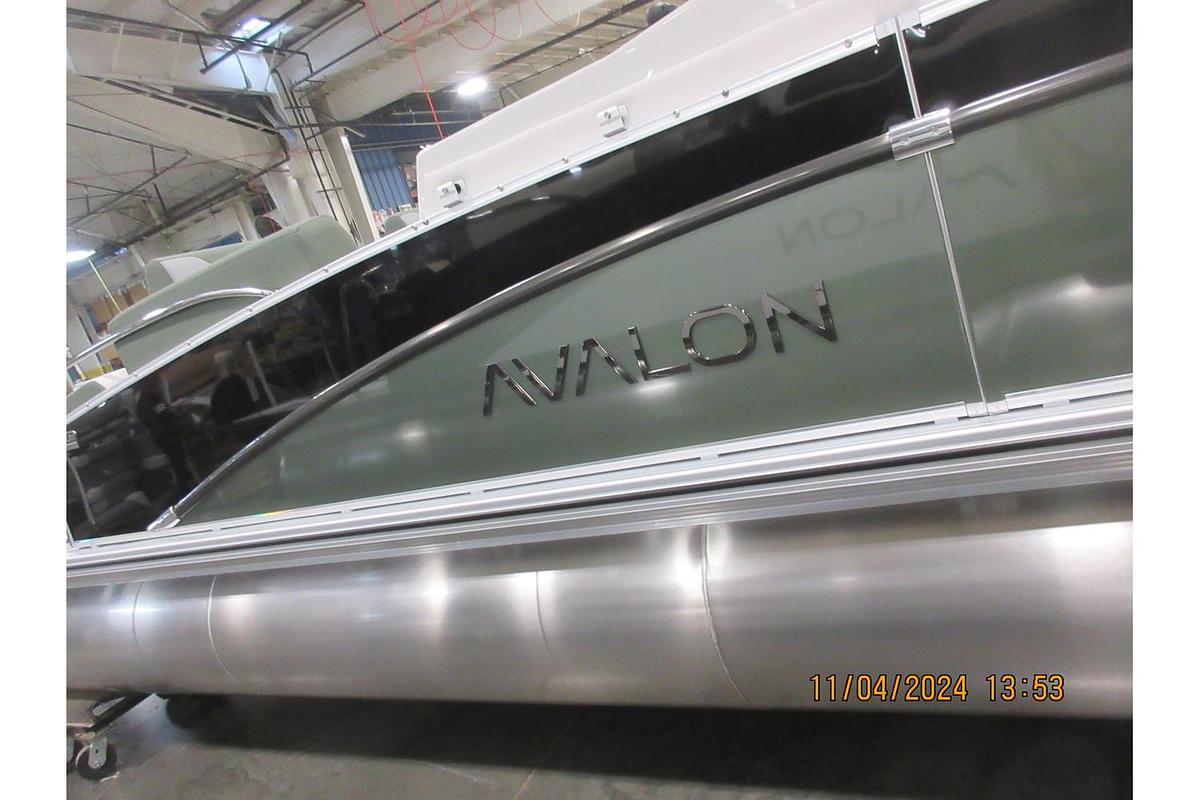 2025 Avalon Catalina 23' Quad Lounger Shift triple log with a Mercury 250 Pro XS