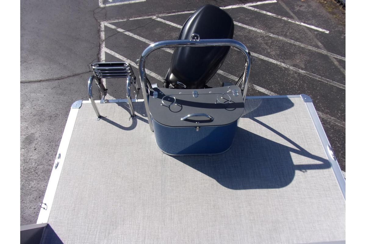 2025 Avalon Catalina 23' Quad Lounger triple log with Suzuki 250