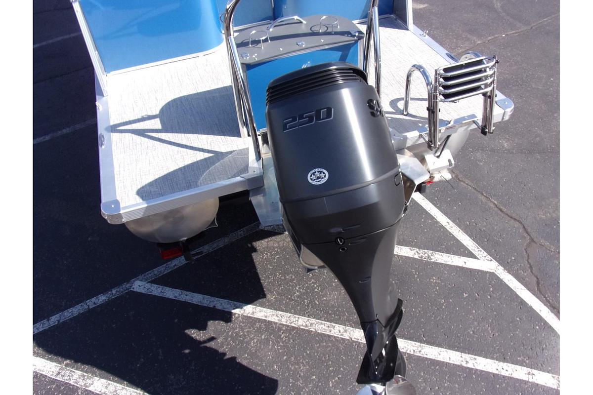 2025 Avalon Catalina 23' Quad Lounger triple log with Suzuki 250