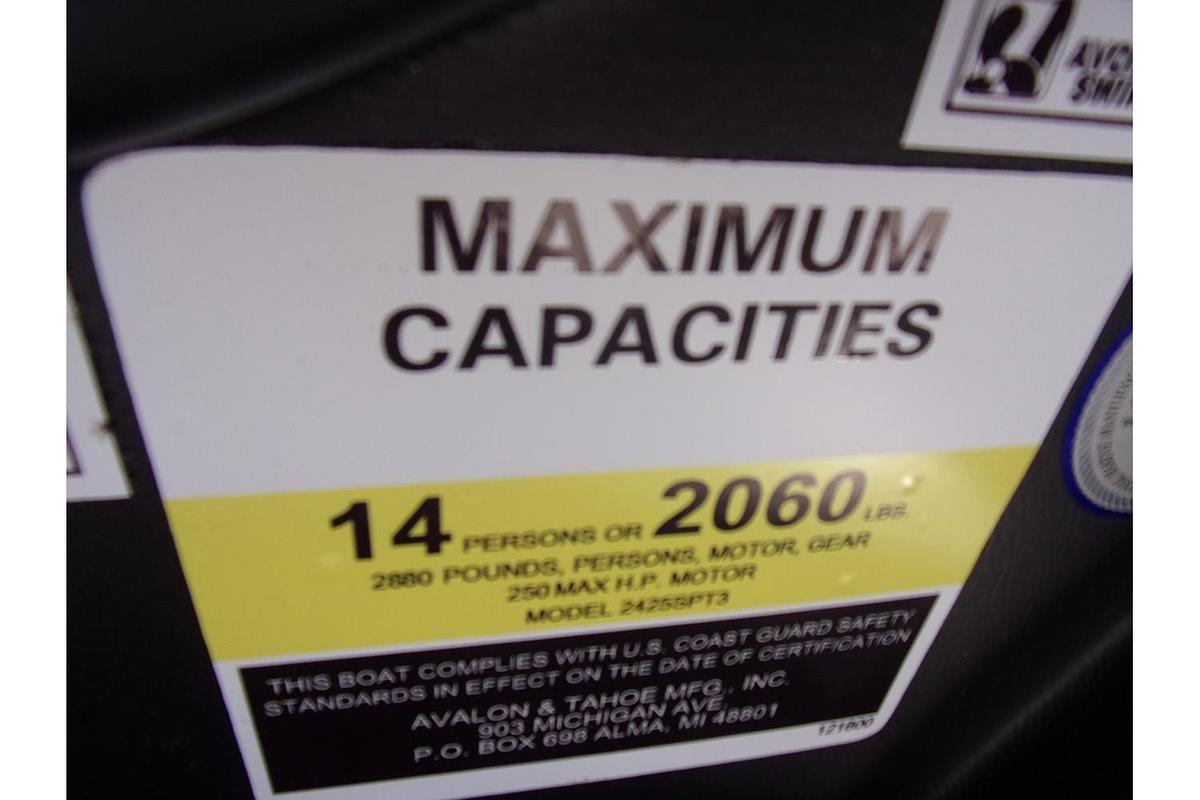 2025 Avalon Catalina 23' Quad Lounger Shift triple log with a Mercury 250 Pro XS