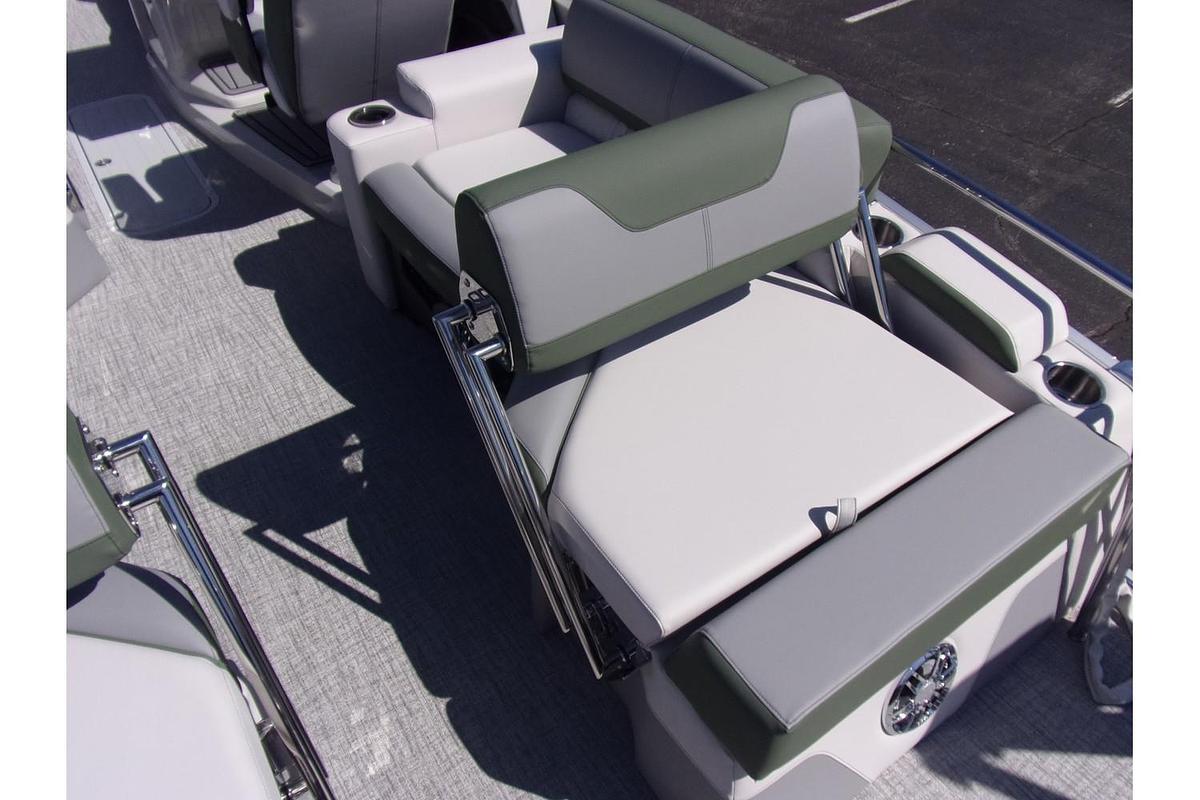 2025 Avalon Catalina 23' Quad Lounger Shift triple log with a Mercury 250 Pro XS