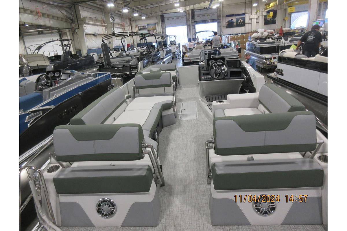 2025 Avalon Catalina 23' Quad Lounger Shift triple log with a Mercury 250 Pro XS