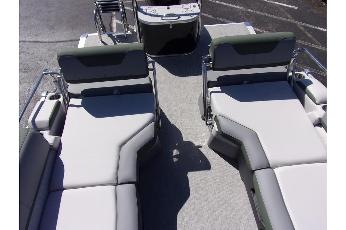 2025 Avalon Catalina 23' Quad Lounger Shift triple log with a Mercury 250 Pro XS