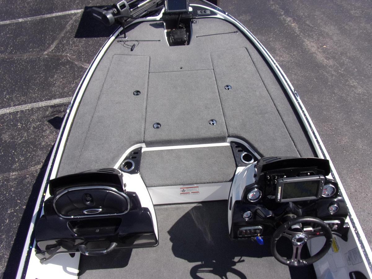Used 2017 Nitro Z 18 DUAL CONSOLE with low hour MERCURY 150 4-stroke