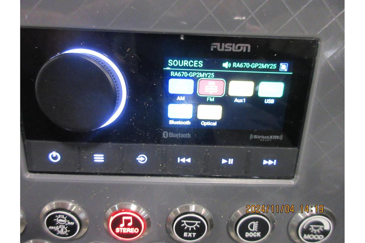 2025 Avalon Catalina 23' Quad Lounger triple log with Suzuki 250