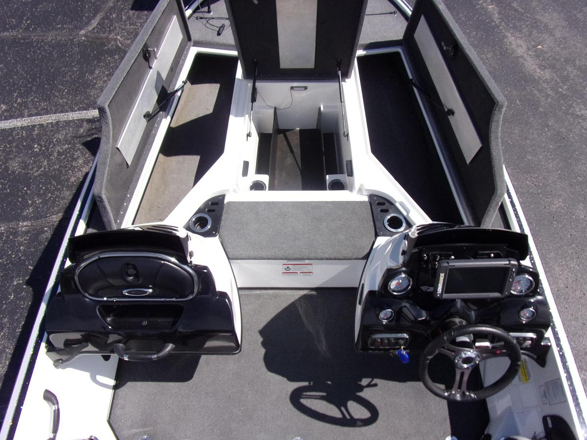 Used 2017 Nitro Z 18 DUAL CONSOLE with low hour MERCURY 150 4-stroke