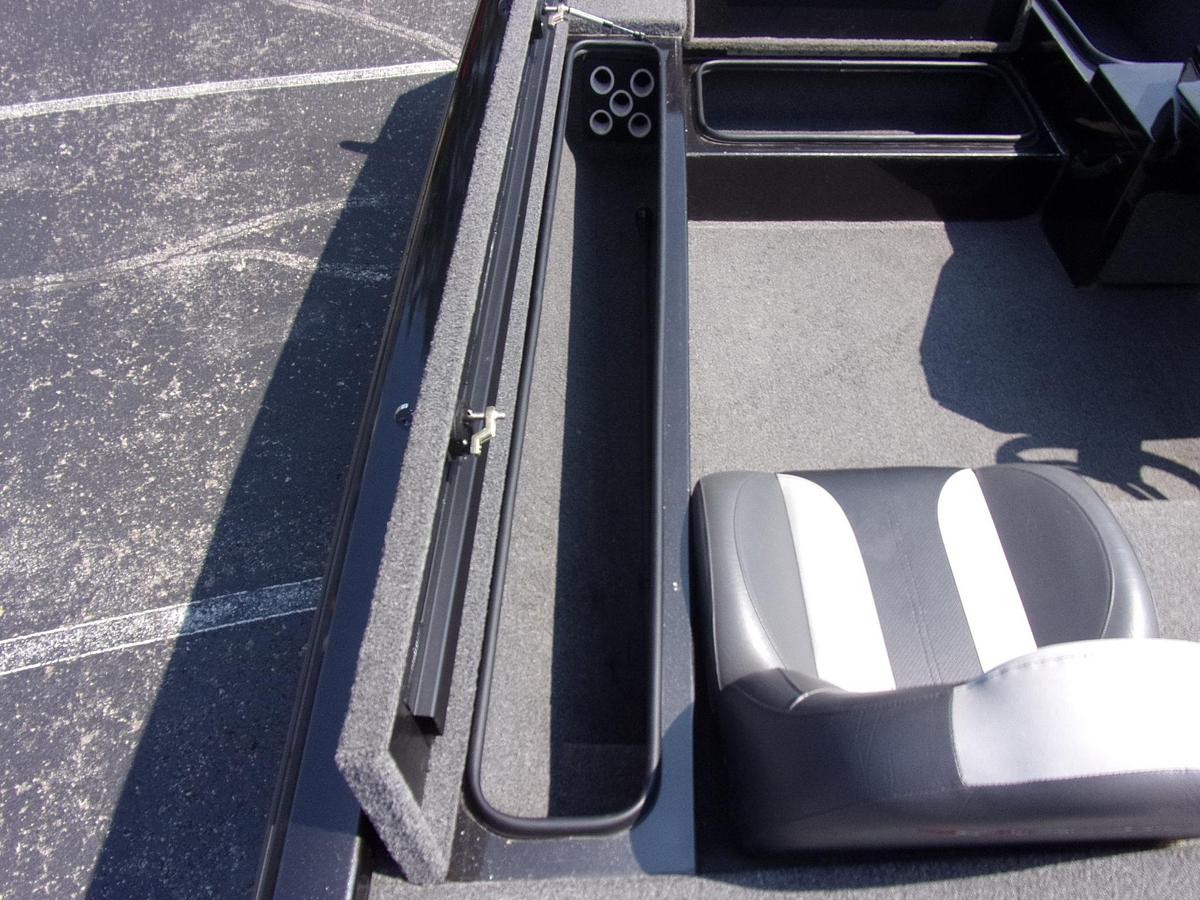 Used 2021 Vexus AVX 189 C with Mercury 115 Pro XS 4-stroke