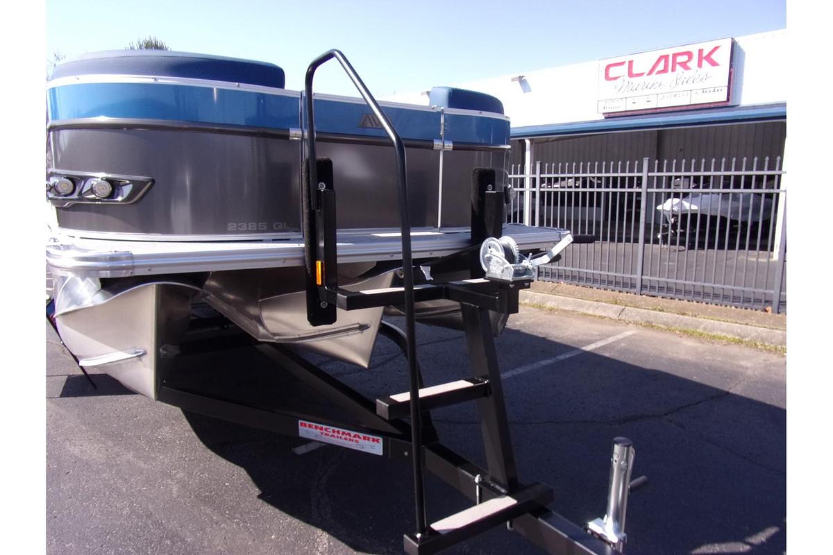 2025 Avalon Catalina 23' Quad Lounger triple log with Suzuki 250