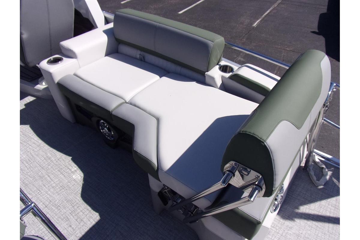 2025 Avalon Catalina 23' Quad Lounger Shift triple log with a Mercury 250 Pro XS