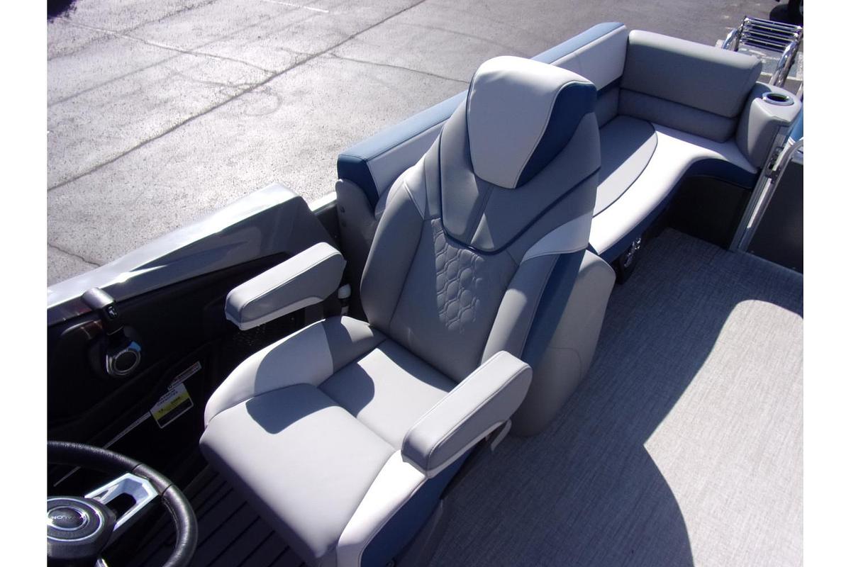 2025 Avalon Catalina 23' Quad Lounger triple log with Suzuki 250