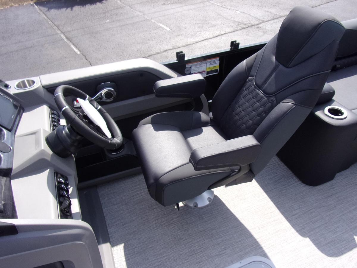 2026 Avalon 23 LSZ Quad Lounger Shift triple log with Suzuki DF 250 SS 4-stroke