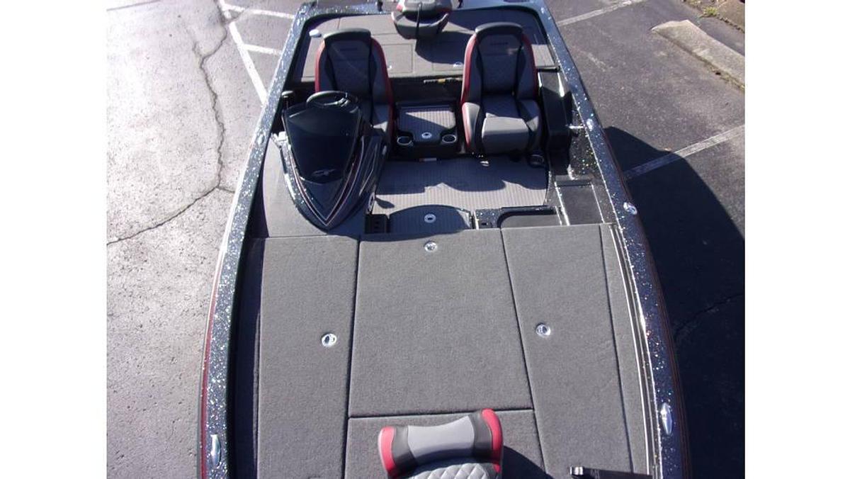 Caymas NEW 2023 CX 19 with a Mercury 225 Pro XS