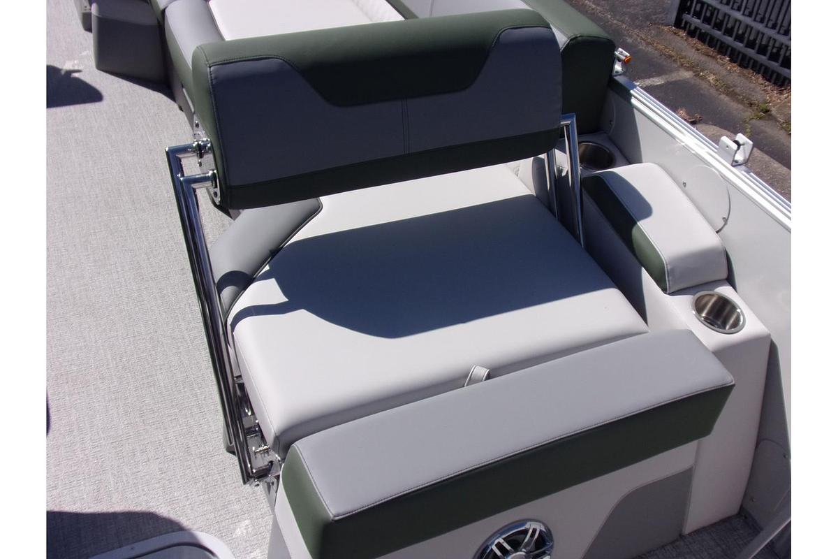 2025 Avalon Catalina 23' Quad Lounger Shift triple log with a Mercury 250 Pro XS
