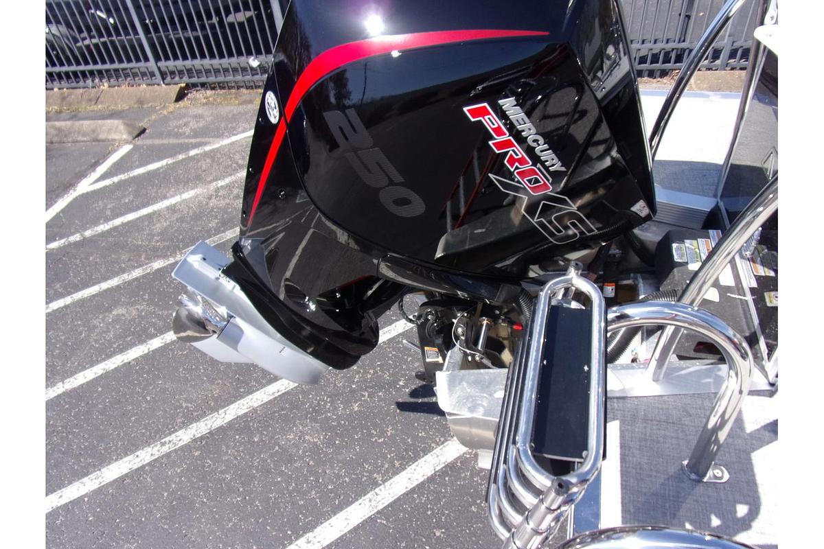 2025 Avalon Catalina 23' Quad Lounger Shift triple log with a Mercury 250 Pro XS