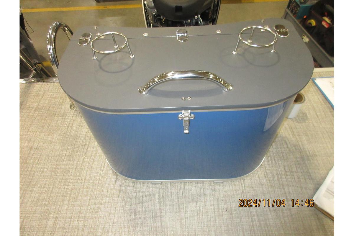 2025 Avalon Catalina 23' Quad Lounger triple log with Suzuki 250