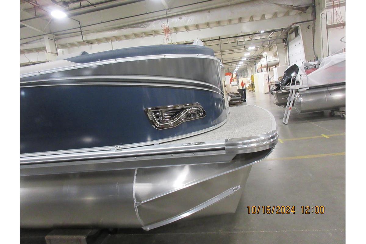 2025 Avalon 25 LSZ Quad Lounger Shift triple log with Mercury 250 Pro XS 4-stroke