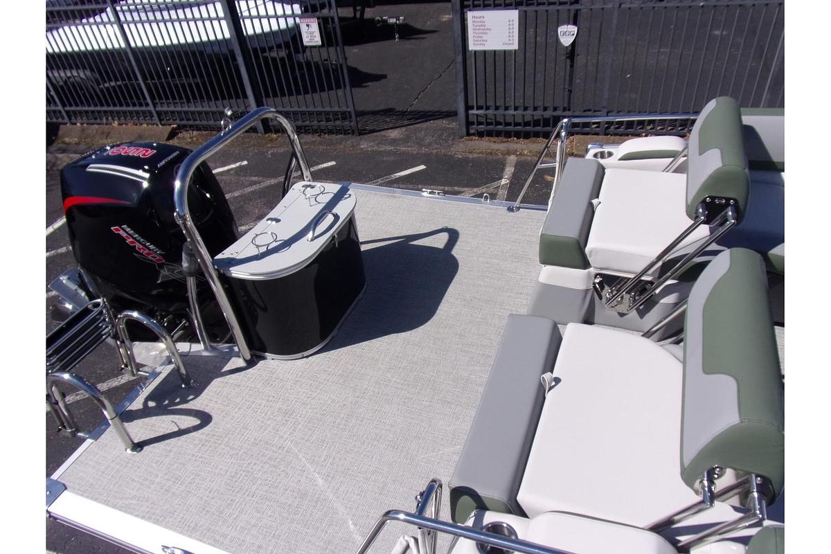 2025 Avalon Catalina 23' Quad Lounger Shift triple log with a Mercury 250 Pro XS