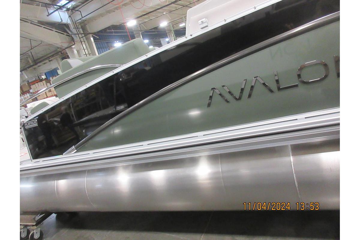 2025 Avalon Catalina 23' Quad Lounger Shift triple log with a Mercury 250 Pro XS