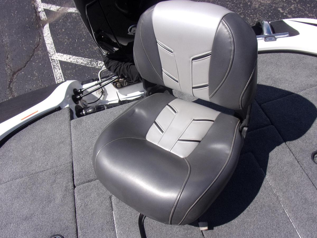 Used 2017 Nitro Z 18 DUAL CONSOLE with low hour MERCURY 150 4-stroke