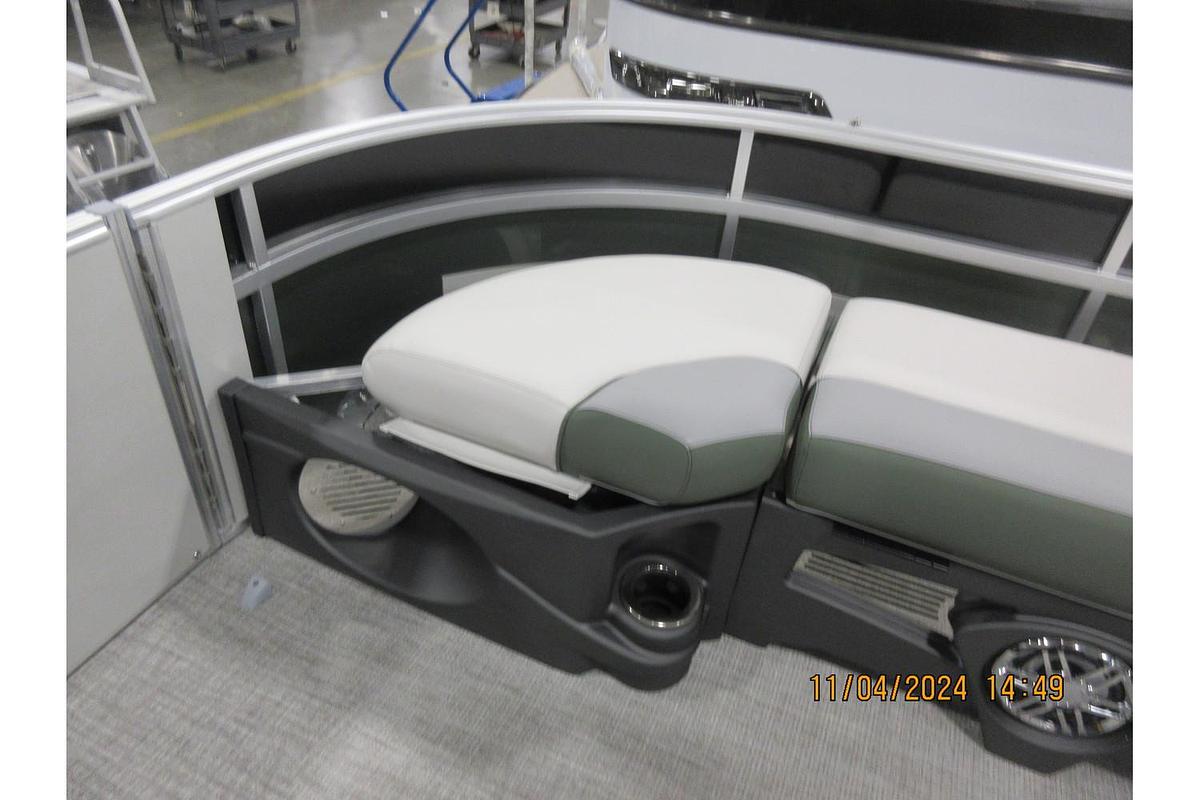 2025 Avalon Catalina 23' Quad Lounger Shift triple log with a Mercury 250 Pro XS