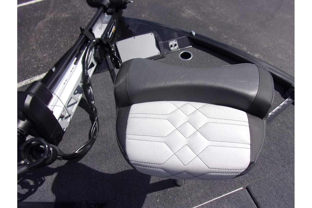 2026 Vexus AVX 2100 Blackout