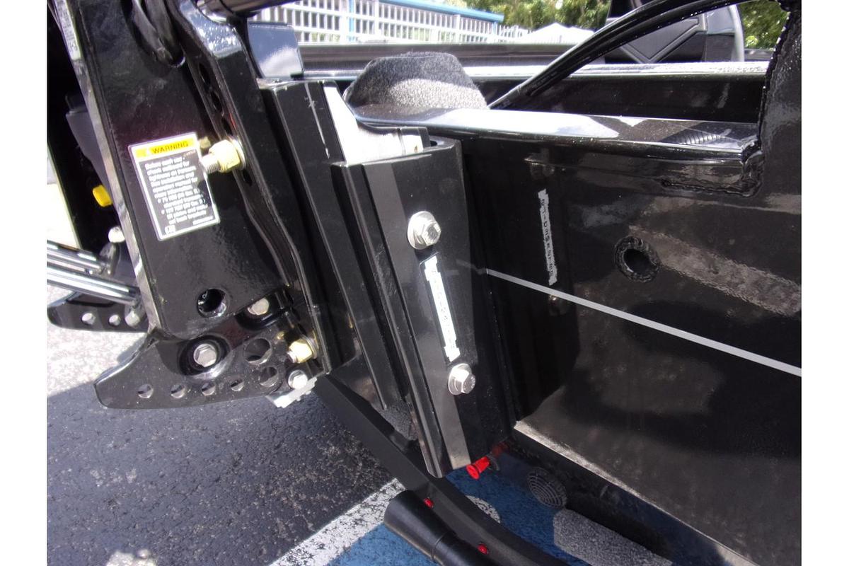 2026 Vexus AVX 2100 Blackout