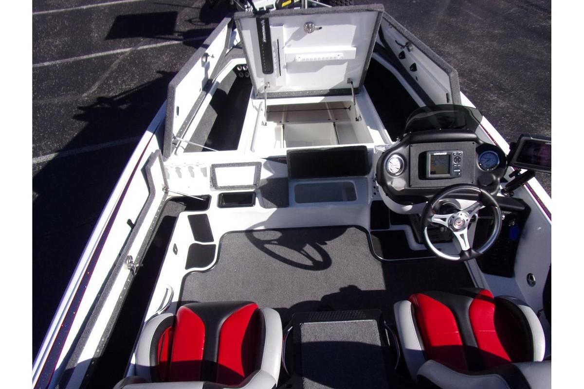 Used 2018 Phoenix Boats 618 Pro - like new with only 20 hours!