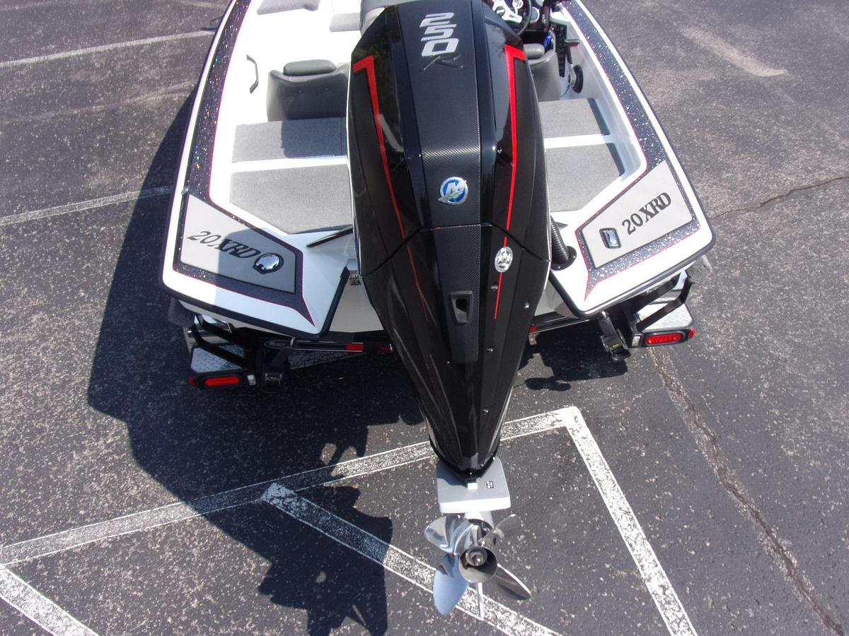 Used 2017 Bullet 20 XRD - with Spot Lock, turret pole, 3 units, Livescope and more