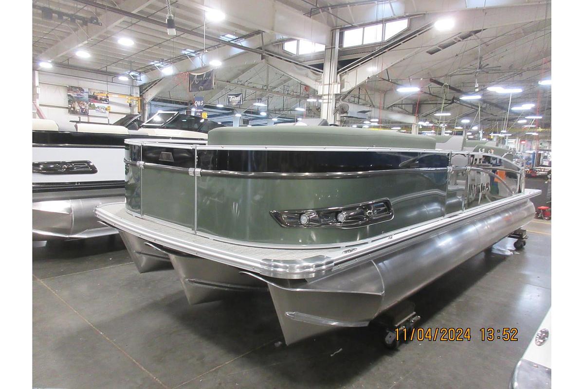 2025 Avalon Catalina 23' Quad Lounger Shift triple log with a Mercury 250 Pro XS