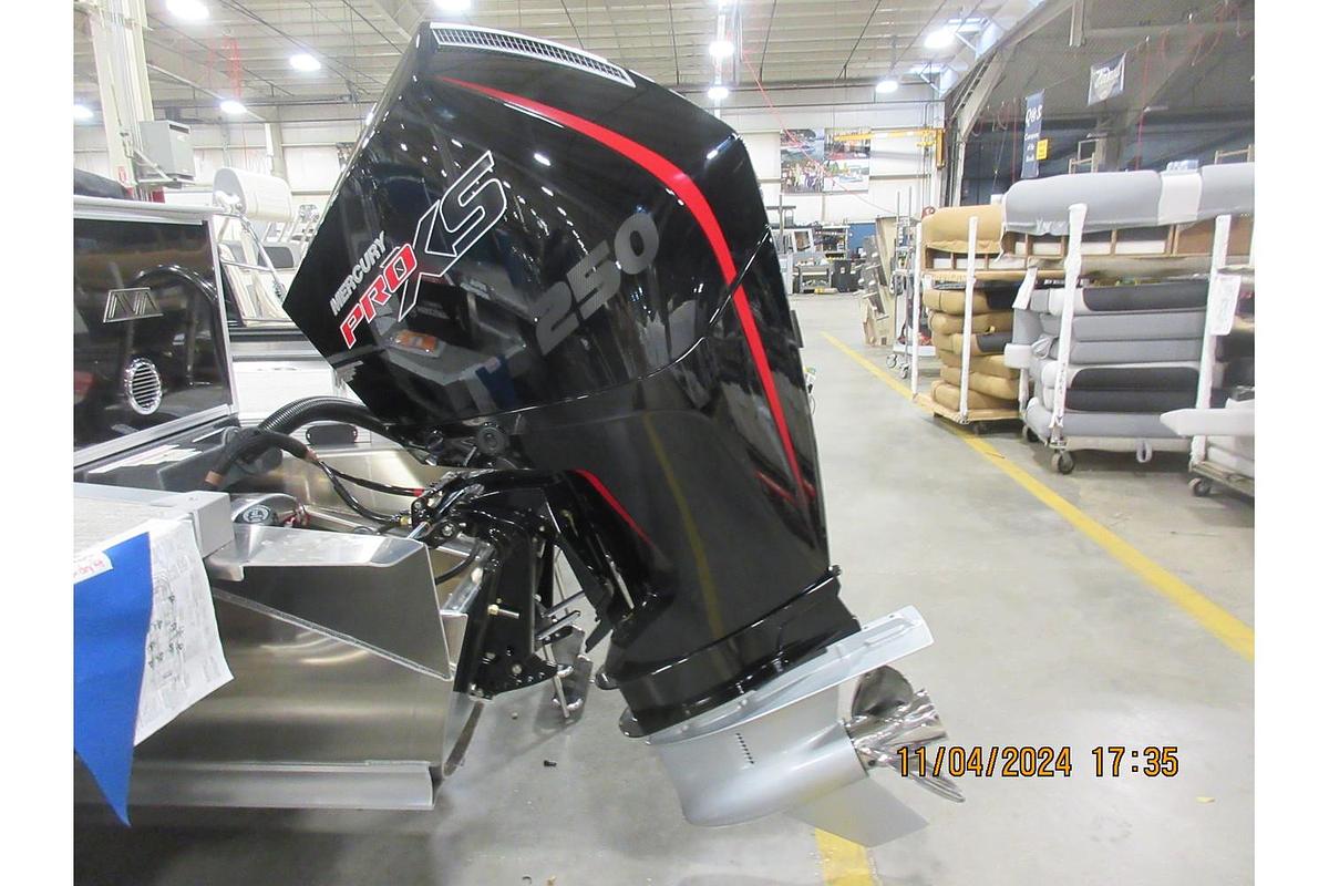 2025 Avalon Catalina 23' Quad Lounger Shift triple log with a Mercury 250 Pro XS