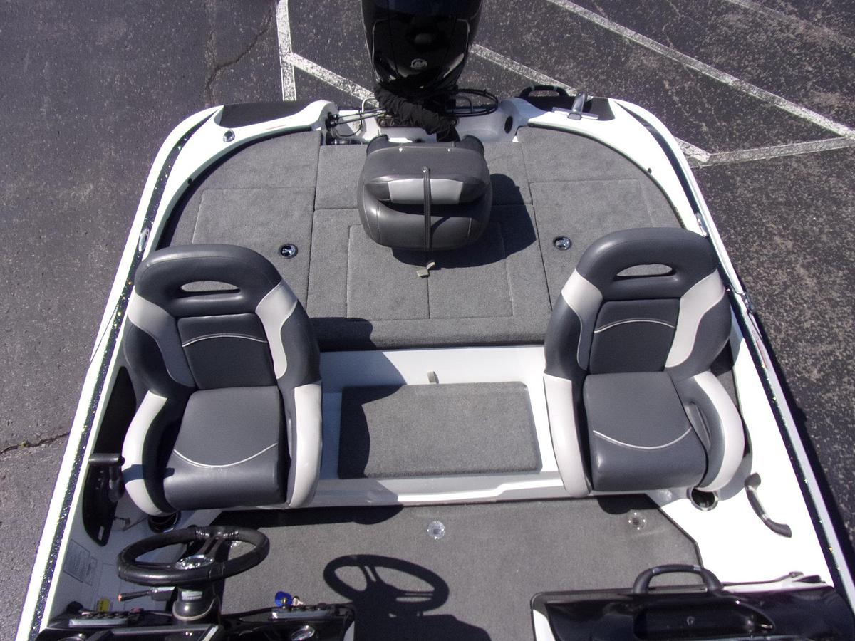 Used 2017 Nitro Z 18 DUAL CONSOLE with low hour MERCURY 150 4-stroke