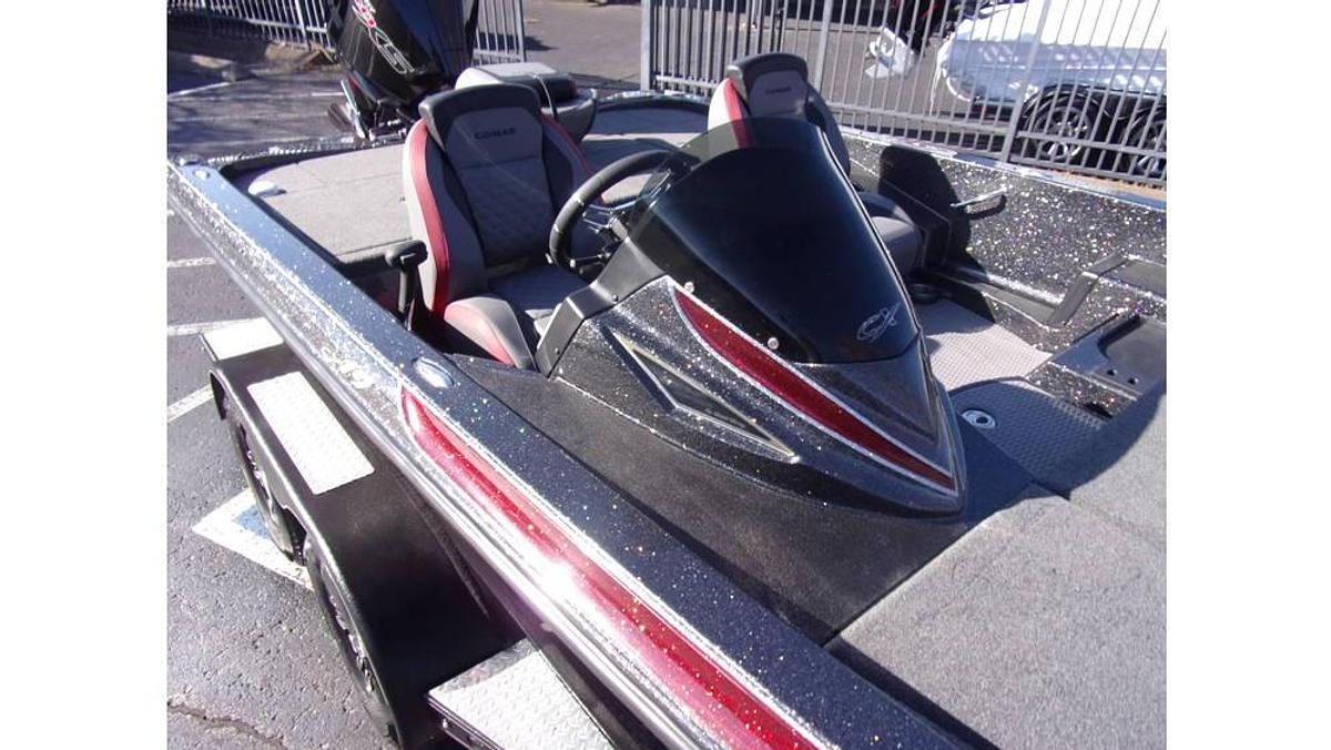 Caymas NEW 2023 CX 19 with a Mercury 225 Pro XS