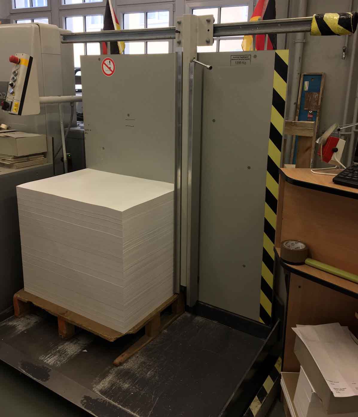 Used LW 12004EV Unloading lift Polar Mohr stacking lift 2009