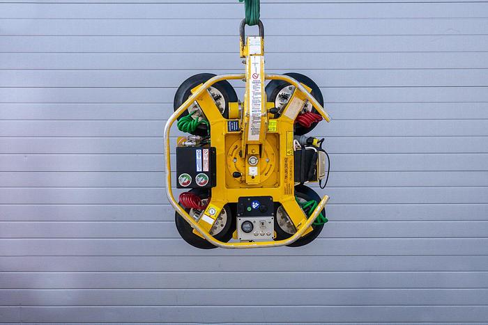 Used 2014 Wood's Powr-Grip MRT4 Glass Vacuum Lifter