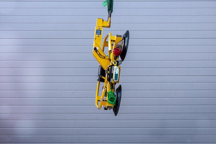 Used 2014 Wood's Powr-Grip MRT4 Glass Vacuum Lifter